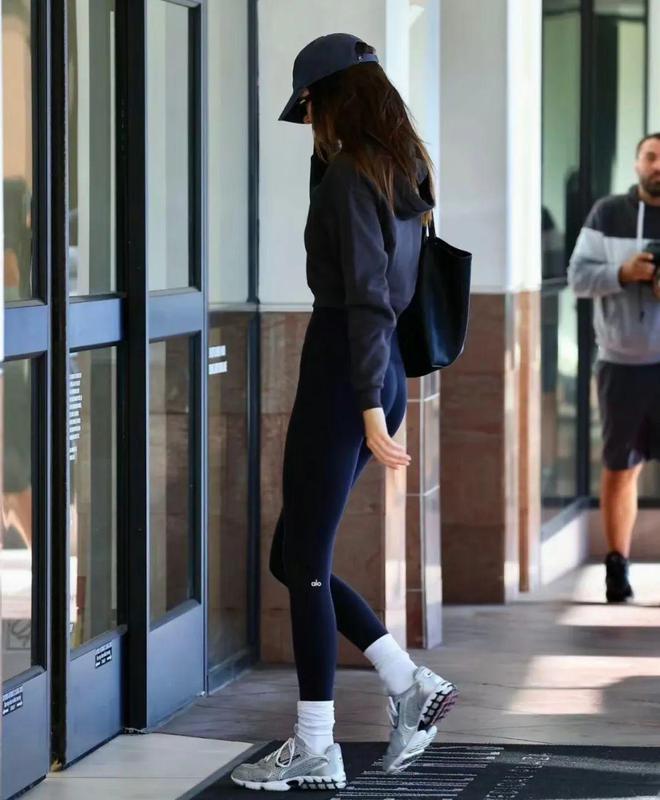 星欧平台官方:不穿秋裤的年轻人,秋冬穿什么?