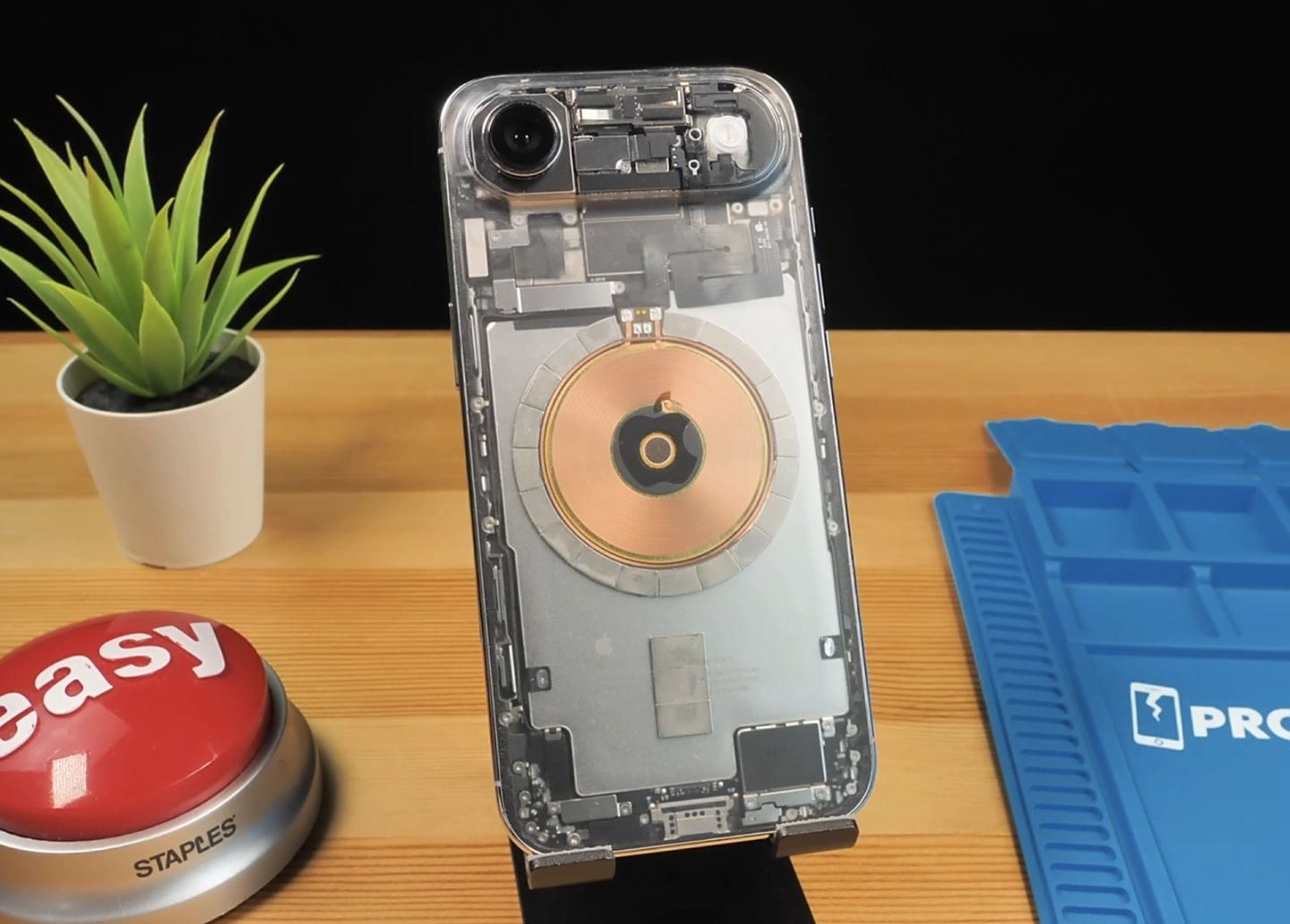 星欧注册:博主成功拆解苹果 iPhone Air,刮去背板涂层后重新组装打造“透明版”机型