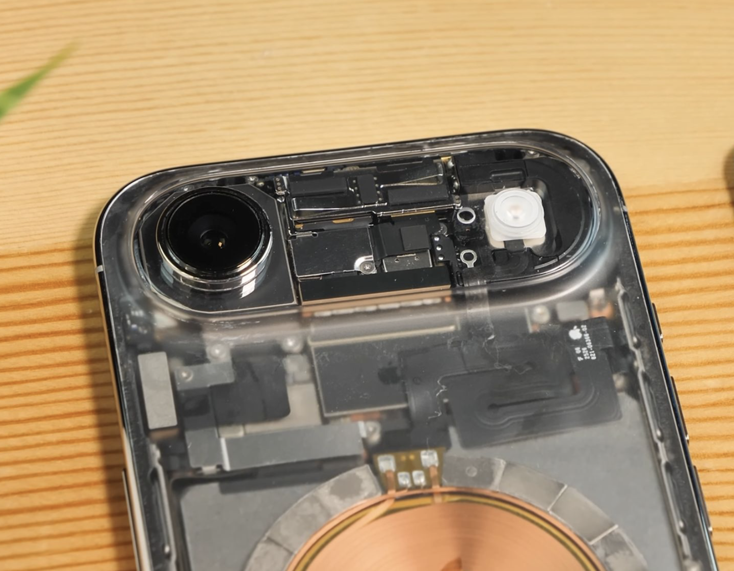 星欧注册:博主成功拆解苹果 iPhone Air,刮去背板涂层后重新组装打造“透明版”机型