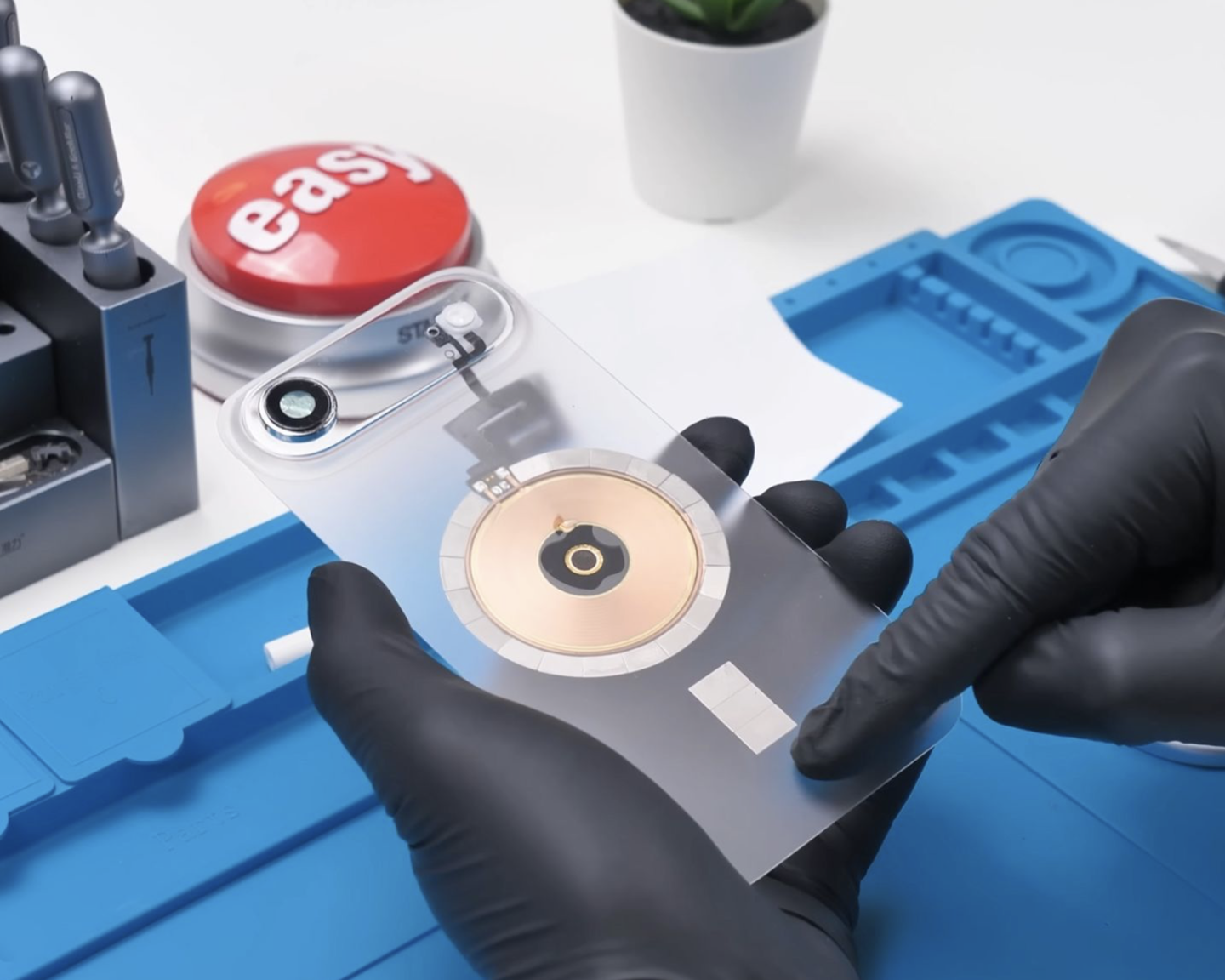 星欧注册:博主成功拆解苹果 iPhone Air,刮去背板涂层后重新组装打造“透明版”机型